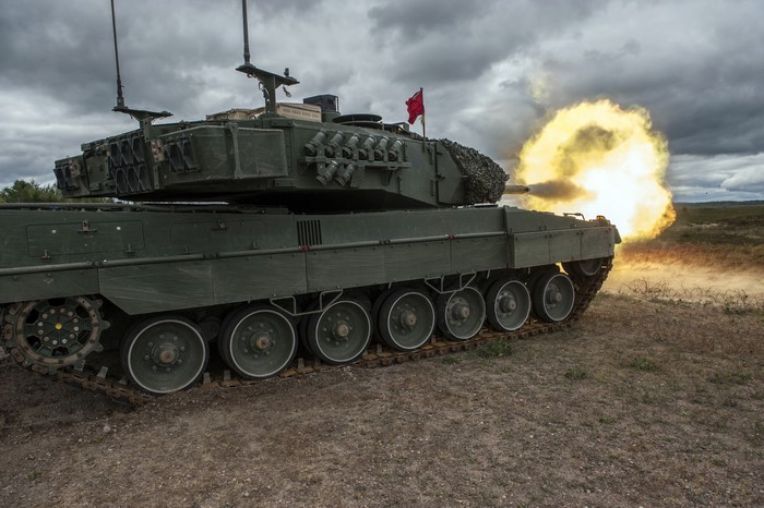 Leopard 2 tank firing a round