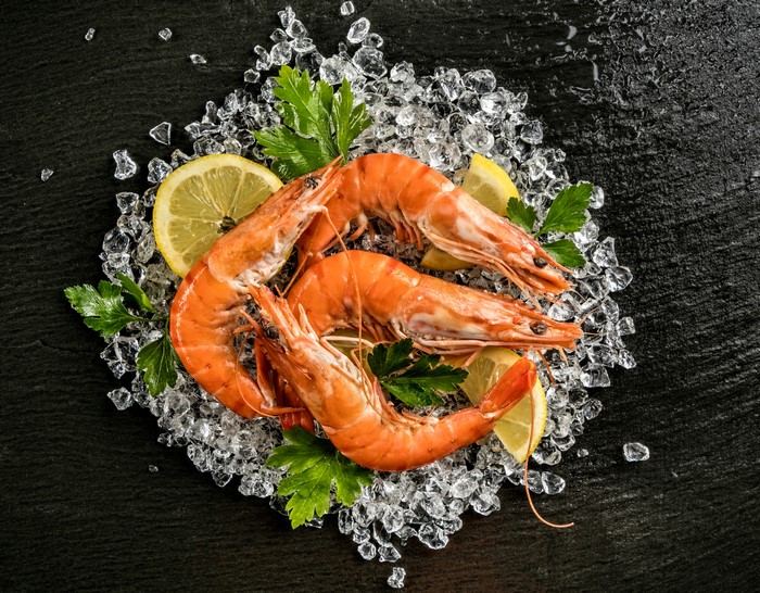 Shrimp on ice with lemon and parsley