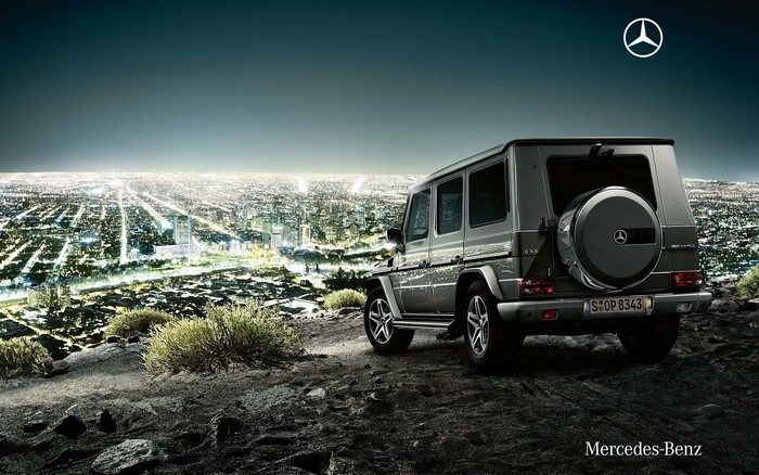 Mercedes-Benz G-Class Gelandewagen at night city view
