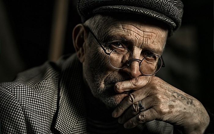 Elderly man with glasses and cap