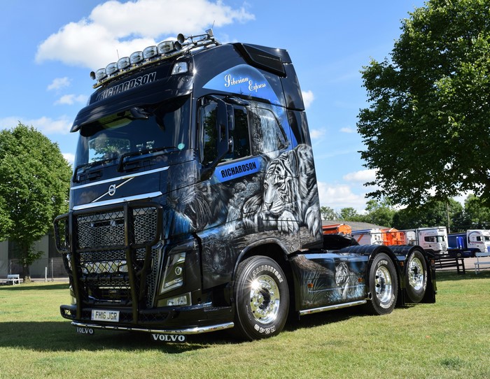 Custom Volvo FH16 Globetrotter Truck with Tiger Art