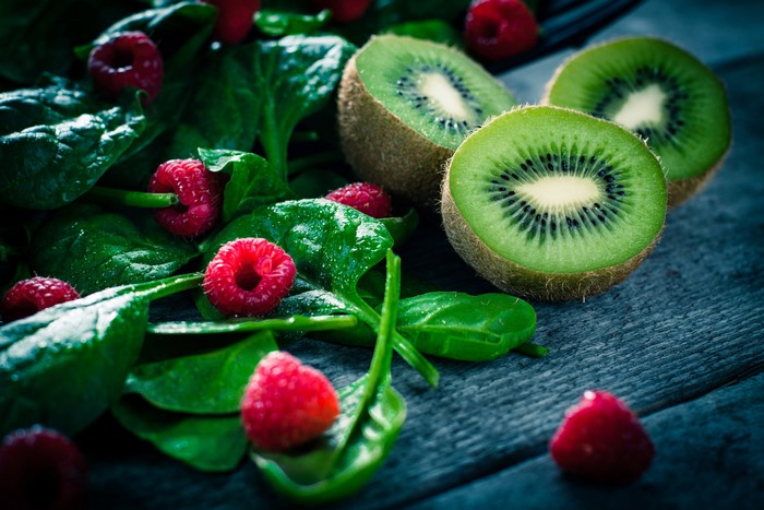 Spinach salad with raspberries and kiwi slices
