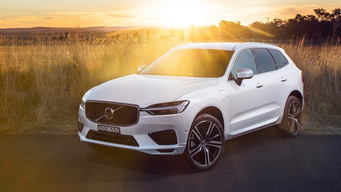 White Volvo XC60 4K