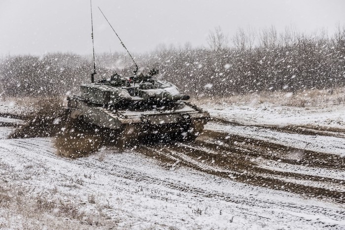 Leopard 2 tank driving in snow