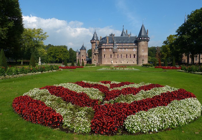 De Haar Castle with Begonia Flower Bed