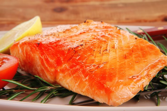 4K Salmon Fillet with Lemon and Tomato
