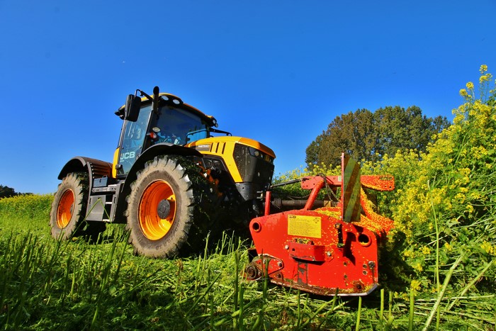 JCB Fastrac 4220 tractor harvesting crops