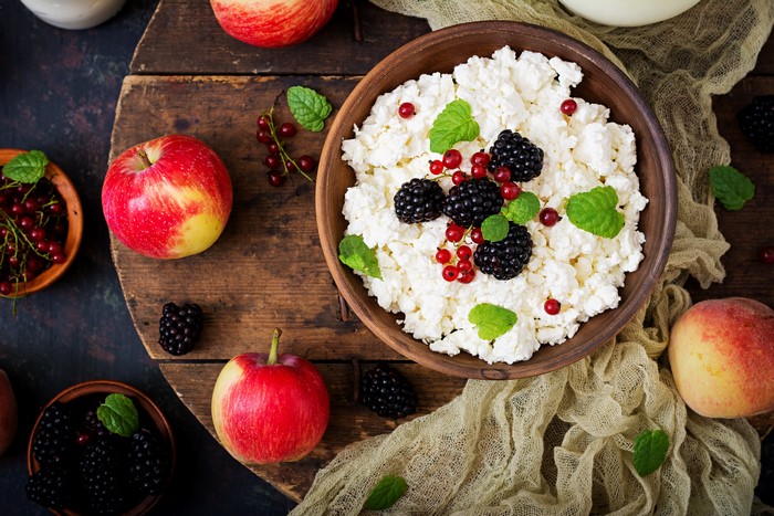 Cottage cheese with berries and apples