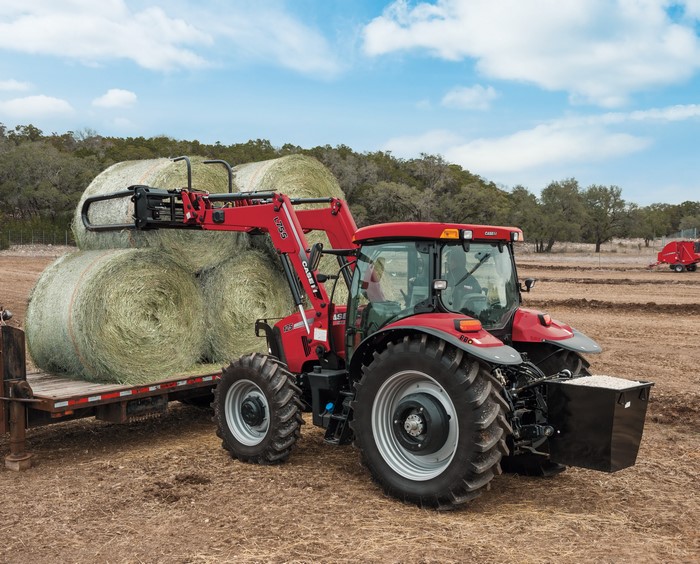 Case IH Maxxum 125 tractor loading hay bales
