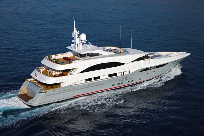 Superyacht Prima sailing on the ocean