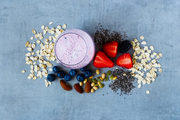 Smoothie with Berries, Nuts, and Oats