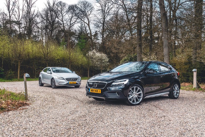 Two Volvo V40 cars parked on gravel