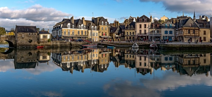 Auray, Brittany, France: Riverfront houses and reflections