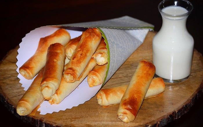 Baked Pastry Rolls with Milk