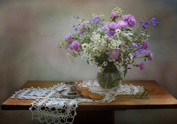 Delicate Bouquet with Camomiles and Cookies