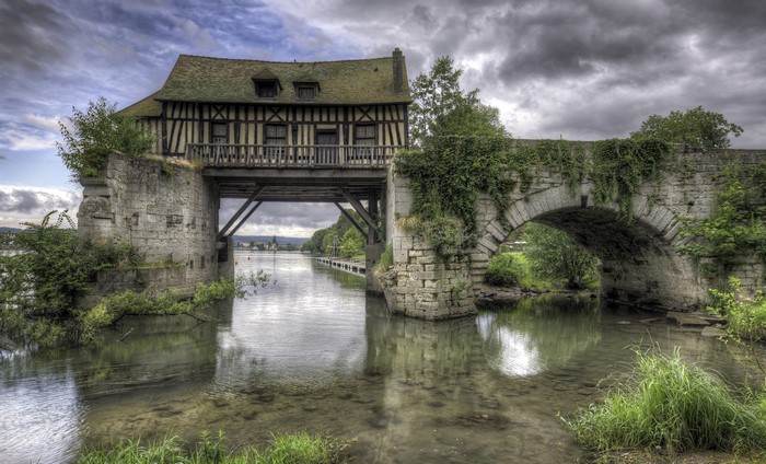 4K HDR Houses on a Bridge over a River in France