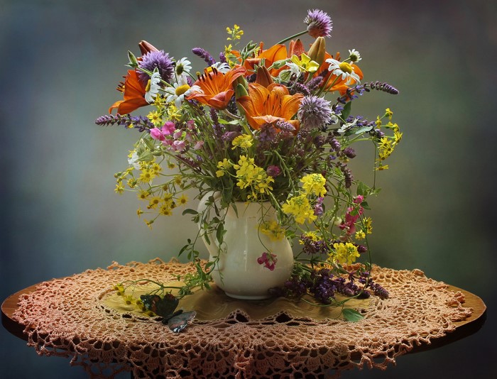 Bouquet of lilies, sweet peas, and daisies in a vase