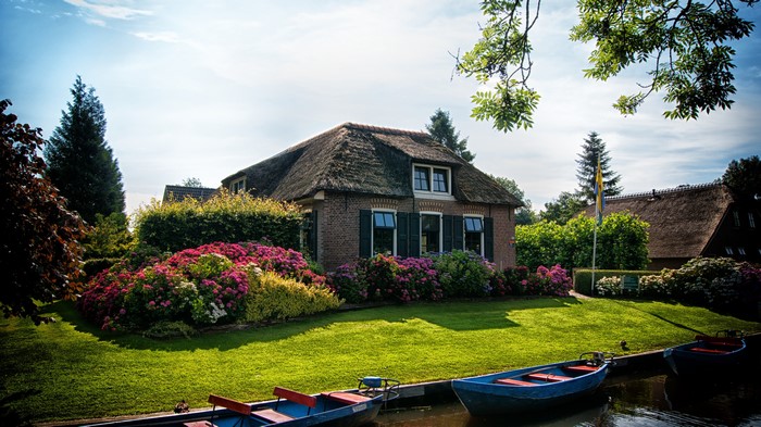 Giethoorn village houses and boats in Netherlands