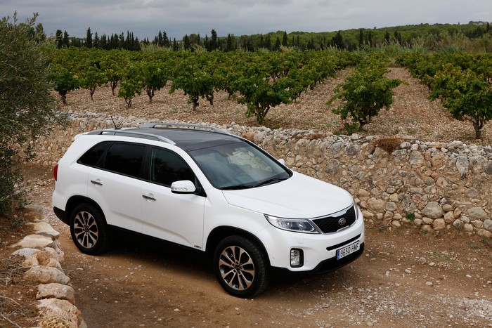 White 2013 Kia Sorento parked near vineyard