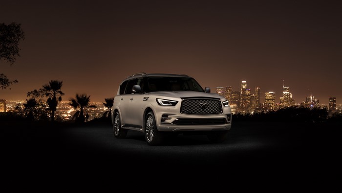 Infiniti QX80 2018 in front of city skyline