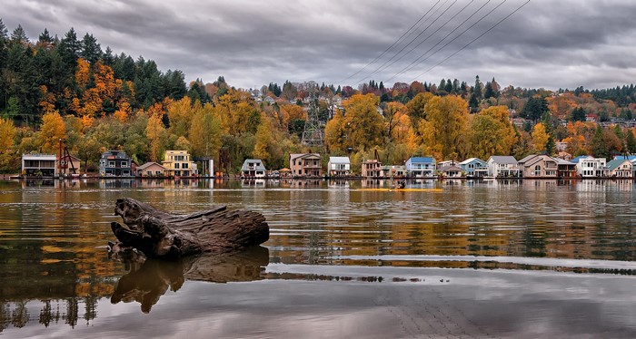 Floating houses on a river in Portland, Oregon during autumn