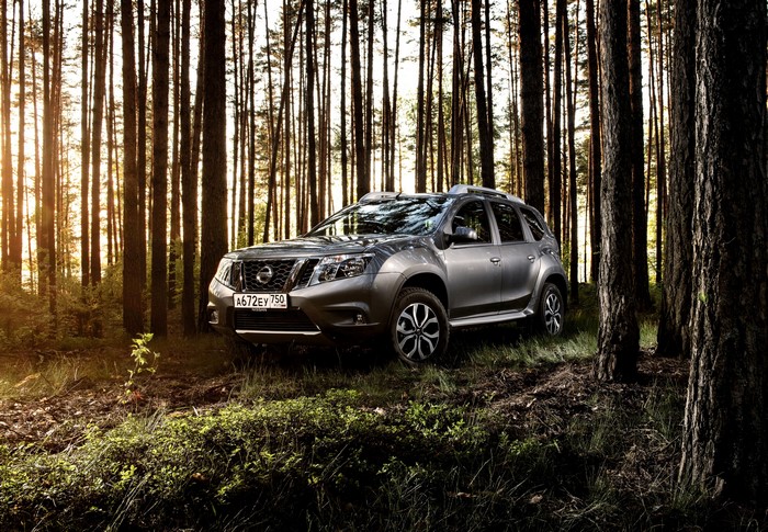 4K 2016 Nissan Terrano in forest