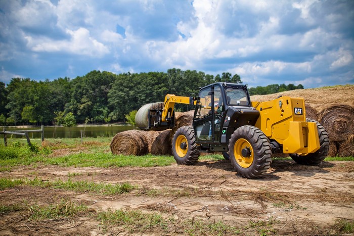 Caterpillar TH407 Telehandler with Hay Bales
