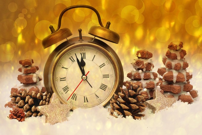 Christmas alarm clock with cookies and pine cones