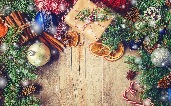Christmas decorations with pine cones and cinnamon sticks