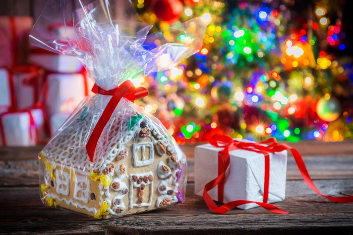 Gingerbread house and gift with Christmas tree