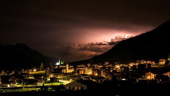 4K Wetterleuchten Gluringen Switzerland Houses Mountains Night