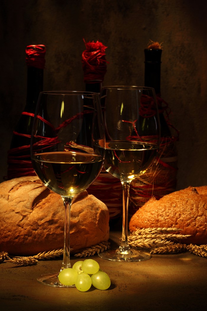 Wine glasses with bread and grapes