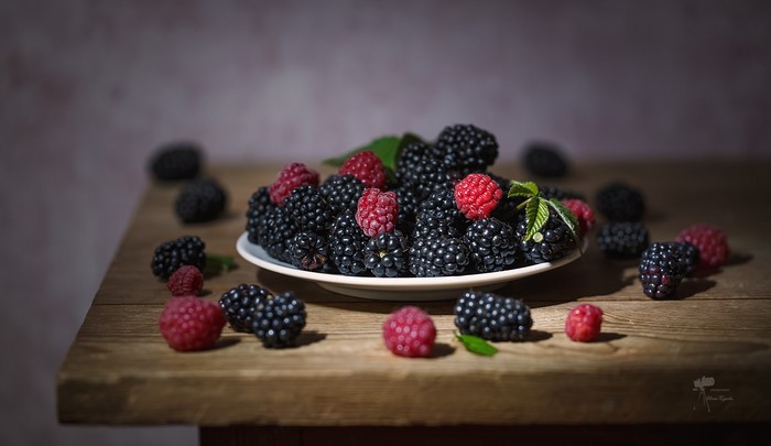Blackberries and raspberries on a plate