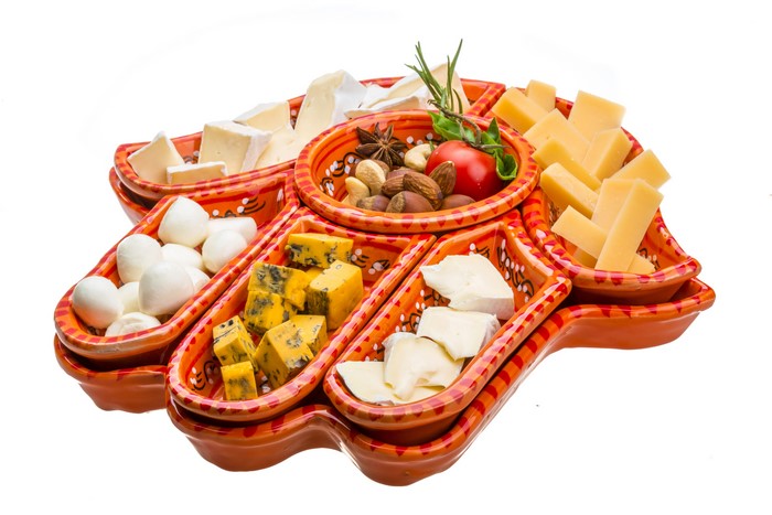 Cheese platter with nuts and tomato