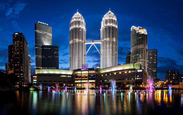 4K Petronas Towers at Night in Kuala Lumpur