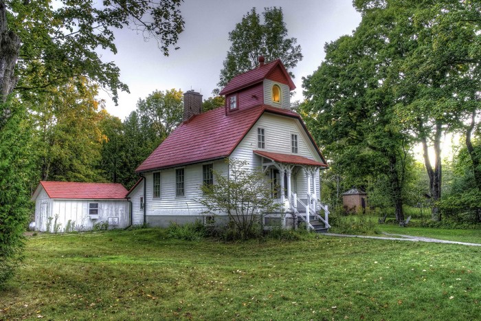 White house with red roof in Baileys Harbor, USA
