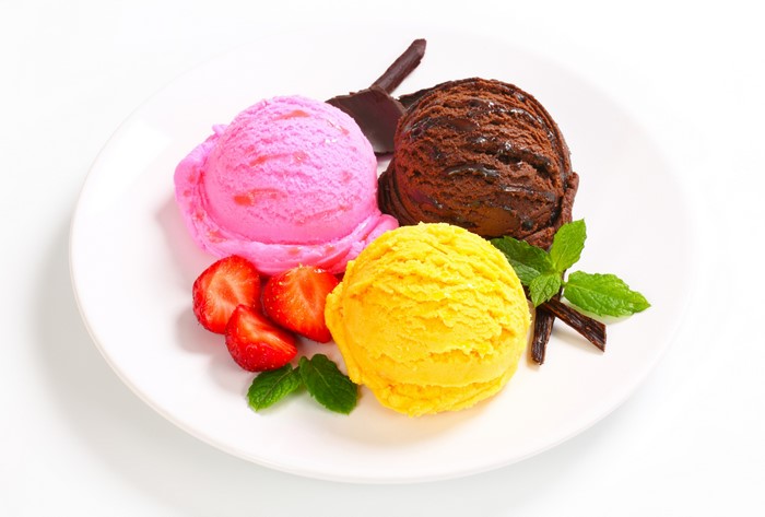 4K Ice cream scoops with strawberries and mint