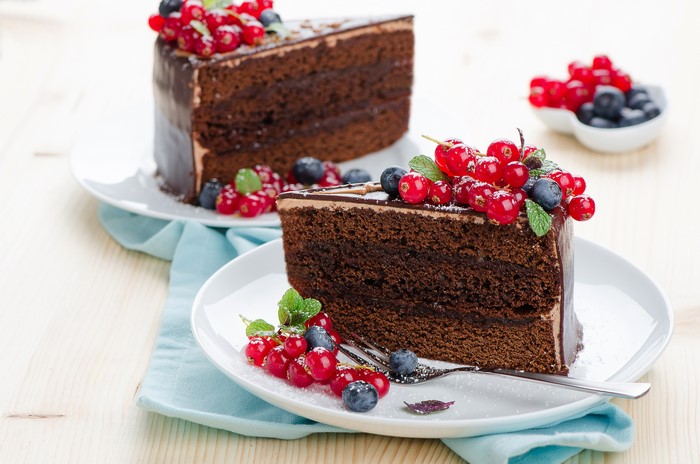 Chocolate cake slices with berries