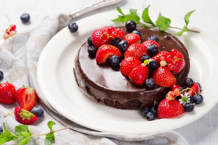 Chocolate cake with strawberries and blueberries