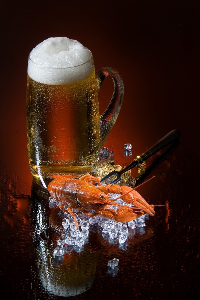 Beer mug with crayfish and ice