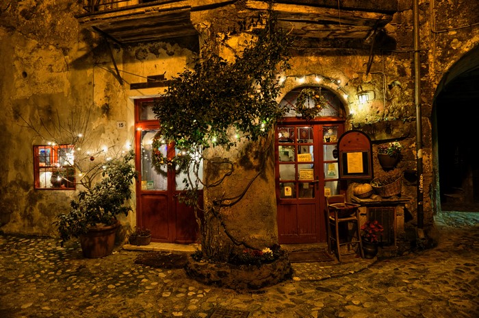 Calcata, Italy: Festive decorated storefront at night