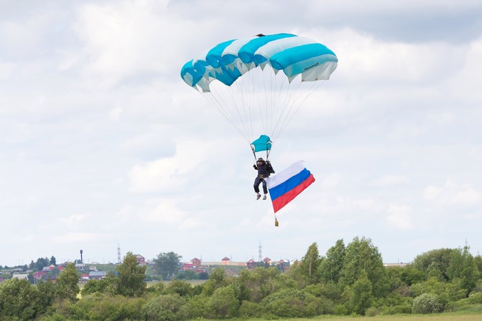 Parachutist with Russian Flag