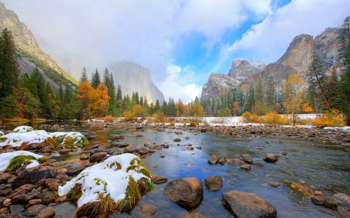 River and mountains in Yosemite National Park