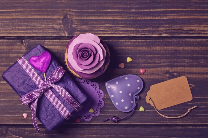 Valentine's Day Gift with Cupcake and Hearts