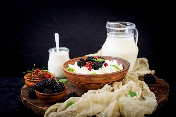 Cottage cheese with blackberries and red currants