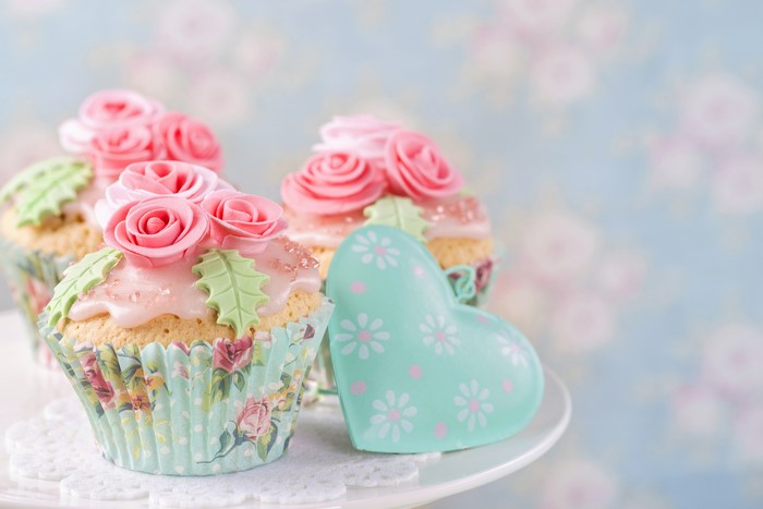Cupcakes with Roses and Heart Decoration