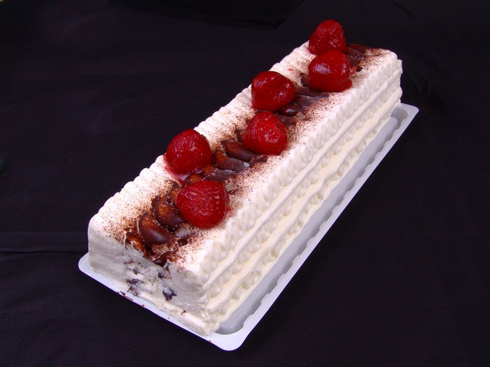 Rectangular cake with strawberries and chocolate shavings