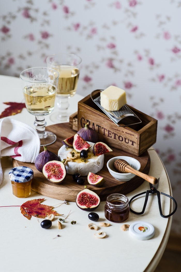 Cheese and figs with wine and honey