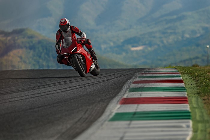 4K Ducati 2018 Panigale V4 S Motorcyclist in Motion