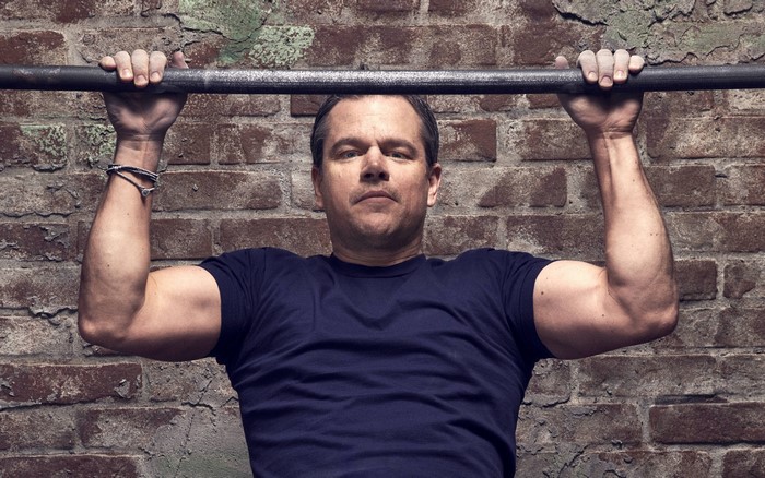 Matt Damon as Jason Bourne doing pull-ups
